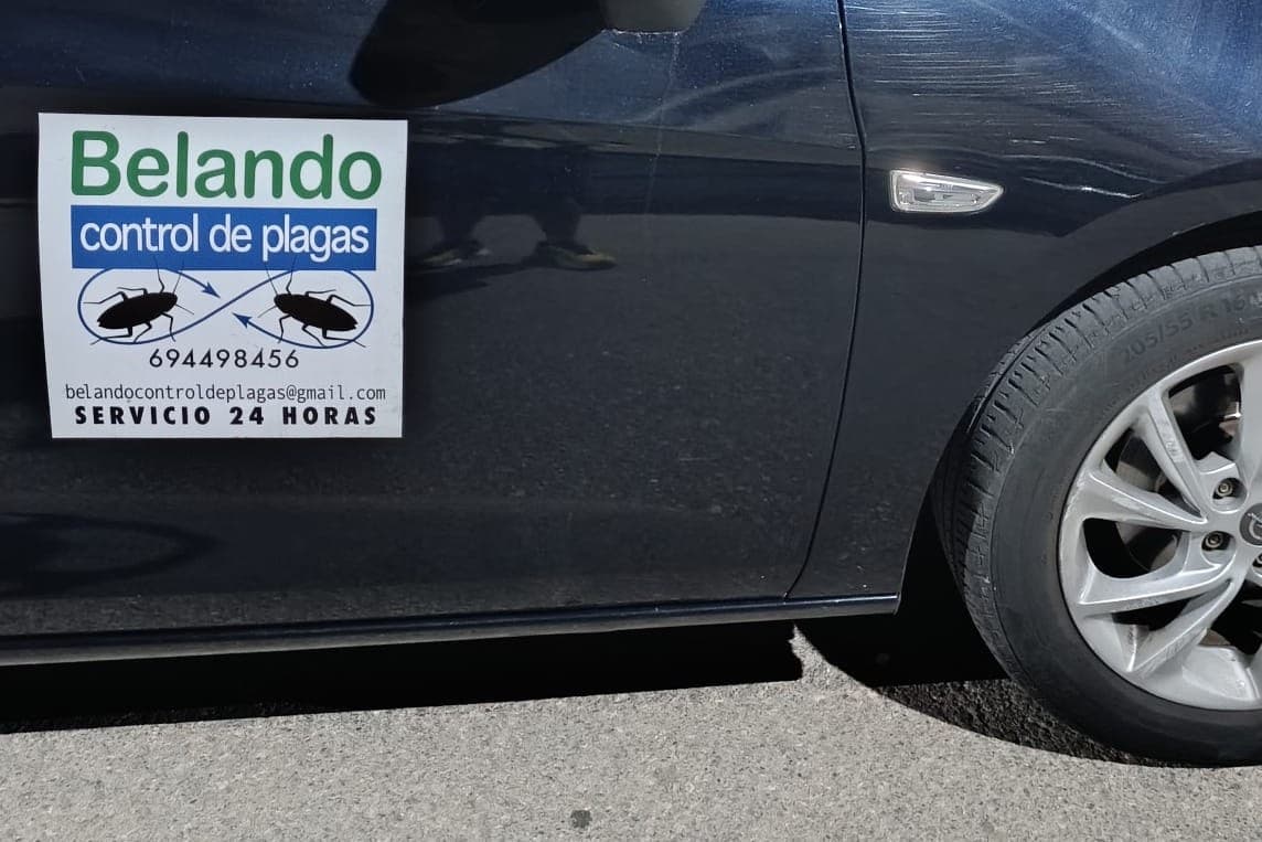 Rotulación de Belando Control de Plagas en el vehículo con el que se atienden los avisos